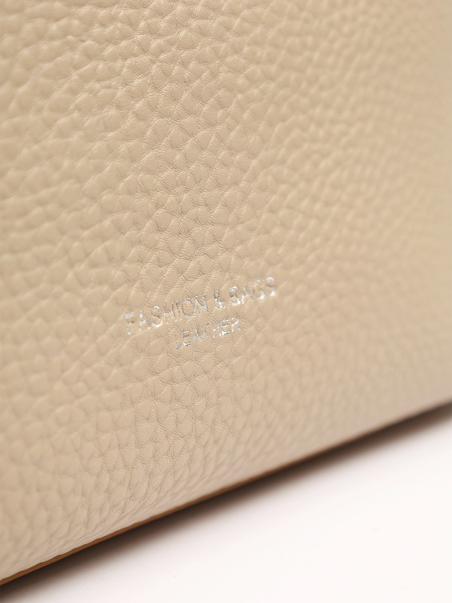 Сумка-кроссбоди  с декоративным брелком в ассортименте